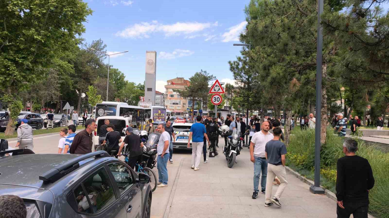 Yol kavgasında kan aktı: 1’i ağır 4 kişi bıçakla, 1 polis memuru arbede sonucu yaralandı 8 yol kavgasinda kan akti 1i agir 4 kisi bicakla 1 polis memuru arbede sonucu ac6TkggV