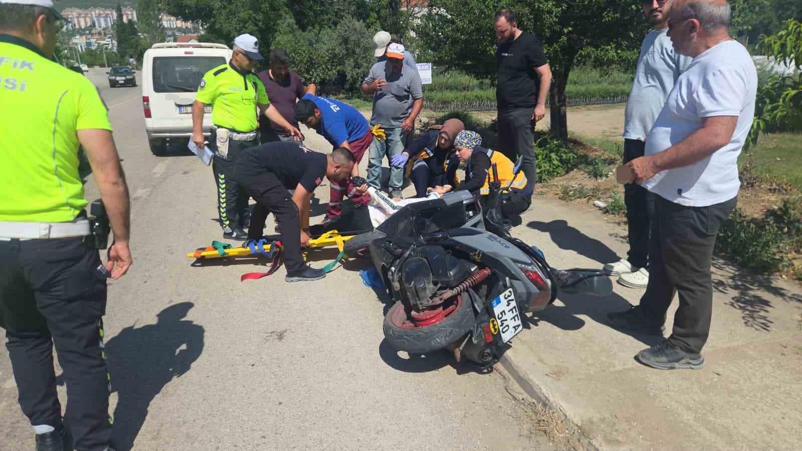 Yol kenarında duran motosiklete araç çarptı: 1 yaralı 4 yol kenarinda duran motosiklete arac carpti 1 yarali 0 jFBOVZ5e