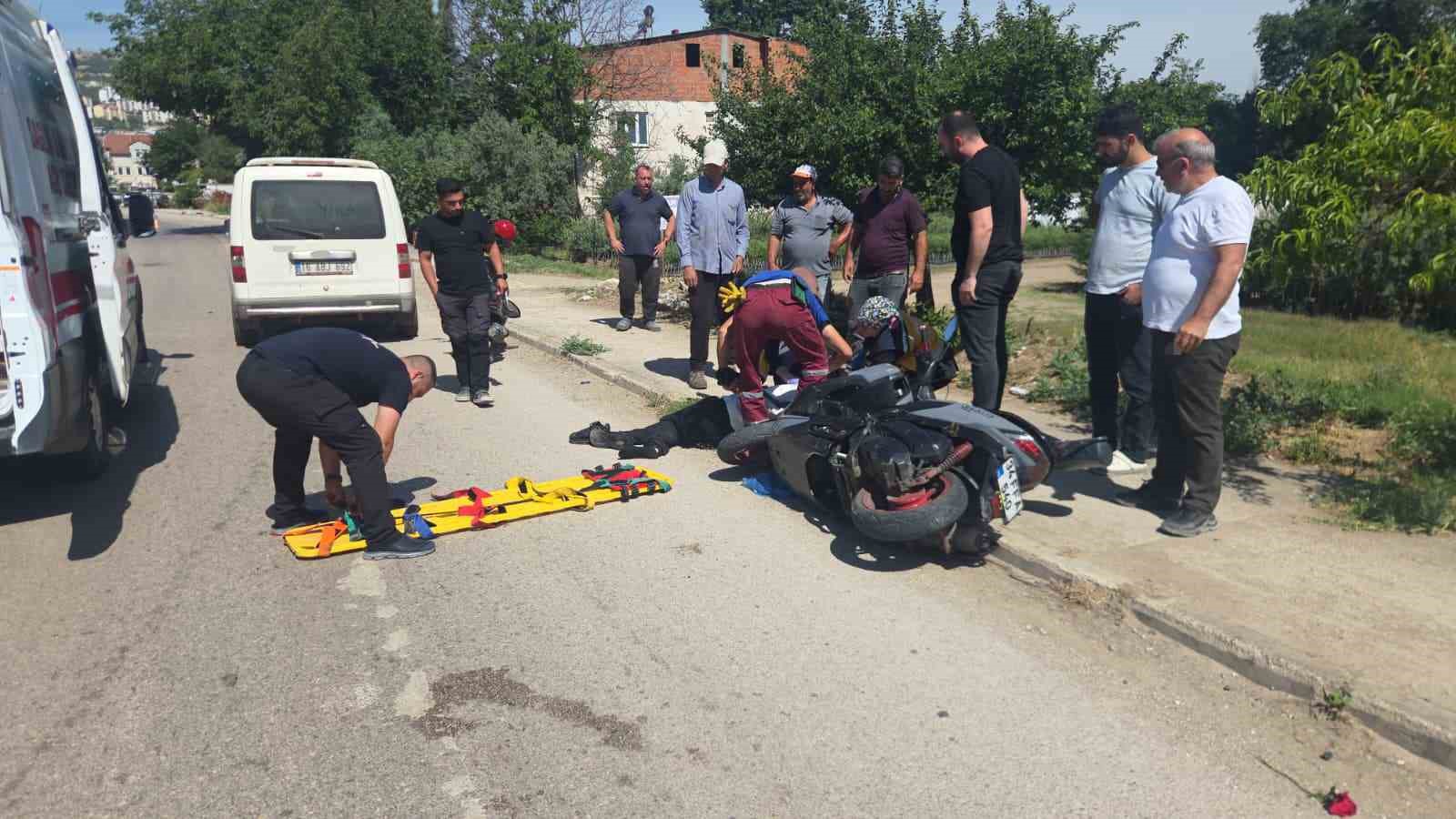 Yol kenarında duran motosiklete araç çarptı: 1 yaralı 5 yol kenarinda duran motosiklete arac carpti 1 yarali 1 TCqLGaI8