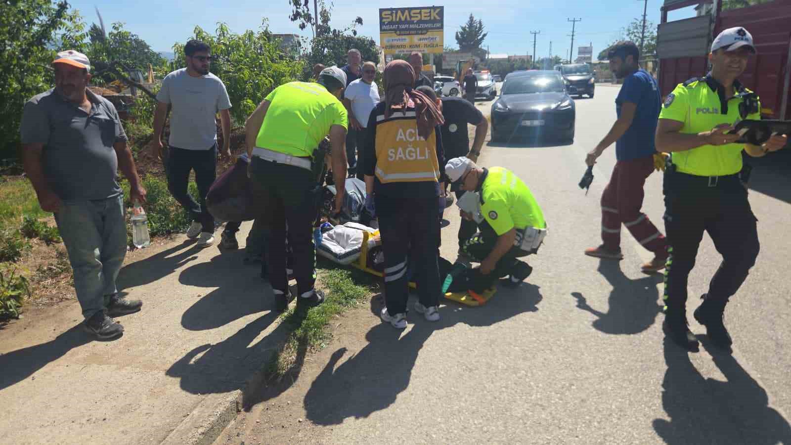 Yol kenarında duran motosiklete araç çarptı: 1 yaralı 6 yol kenarinda duran motosiklete arac carpti 1 yarali 2 PPVN2QYA