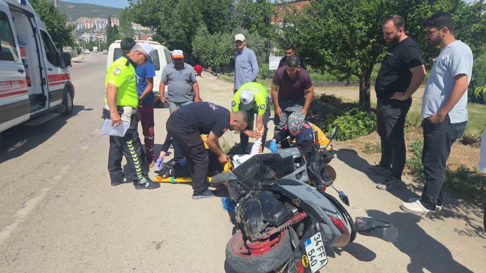Yol kenarında duran motosiklete araç çarptı: 1 yaralı 7 yol kenarinda duran motosiklete arac carpti 1 yarali 3 MH8Nb77J