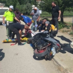 yol-kenarinda-duran-motosiklete-arac-carpti-1-yarali-uLMK4Q4j.jpg