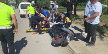 yol-kenarinda-duran-motosiklete-arac-carpti-1-yarali-uLMK4Q4j.jpg