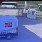 yol-kenarindaki-tabelaya-carpan-motosikletli-basindaki-kask-sayesinde-hayata-tutundu-WEY6eVft.jpg