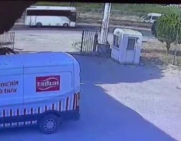 yol-kenarindaki-tabelaya-carpan-motosikletli-basindaki-kask-sayesinde-hayata-tutundu-WEY6eVft.jpg
