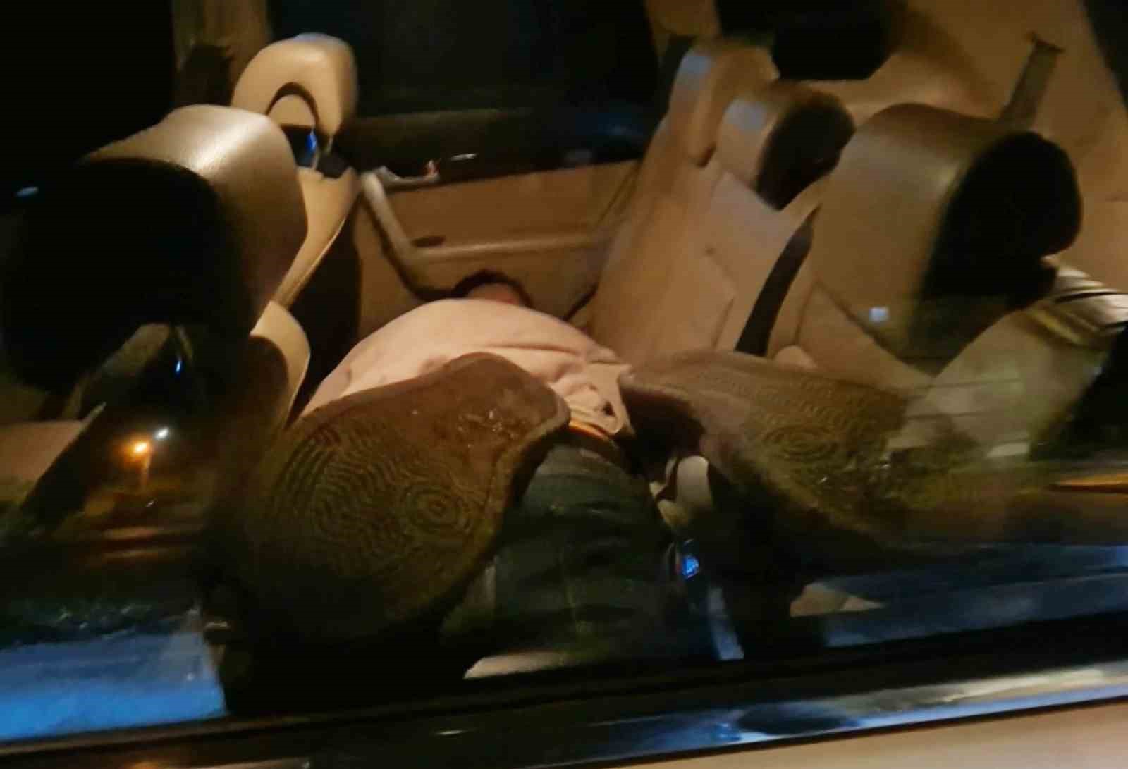 Yol ortasında çalışır vaziyette kapısı açık araçta sızan şahıs ekipleri alarma geçirdi 5 yol ortasinda calisir vaziyette kapisi acik aracta sizan sahis ekipleri alarma gecirdi 1 wJA1OFOp