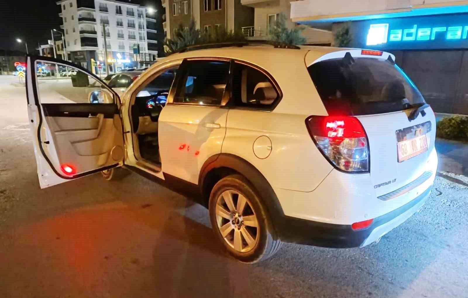 Yol ortasında çalışır vaziyette kapısı açık araçta sızan şahıs ekipleri alarma geçirdi 8 yol ortasinda calisir vaziyette kapisi acik aracta sizan sahis ekipleri alarma gecirdi 4 yjXRIJKe
