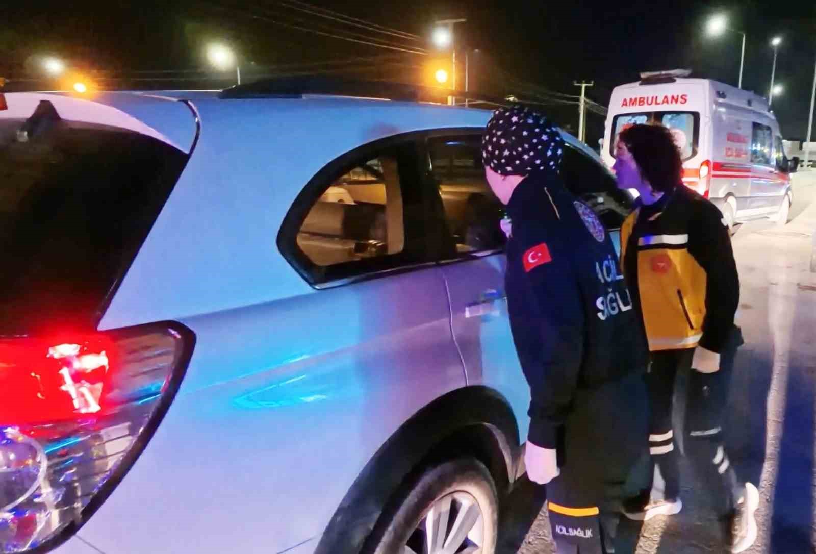 Yol ortasında çalışır vaziyette kapısı açık araçta sızan şahıs ekipleri alarma geçirdi 10 yol ortasinda calisir vaziyette kapisi acik aracta sizan sahis ekipleri alarma gecirdi 6 jl4awSqb