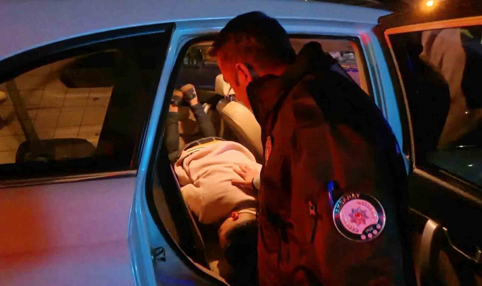 Yol ortasında çalışır vaziyette kapısı açık araçta sızan şahıs ekipleri alarma geçirdi 11 yol ortasinda calisir vaziyette kapisi acik aracta sizan sahis ekipleri alarma gecirdi 7 dGQss8hH