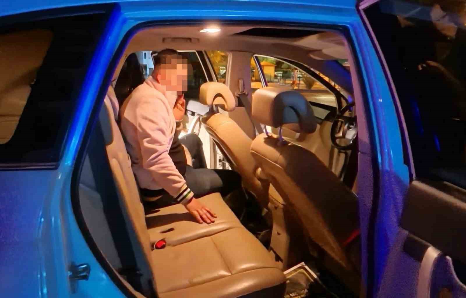 Yol ortasında çalışır vaziyette kapısı açık araçta sızan şahıs ekipleri alarma geçirdi 12 yol ortasinda calisir vaziyette kapisi acik aracta sizan sahis ekipleri alarma gecirdi 8 OalaP9vM