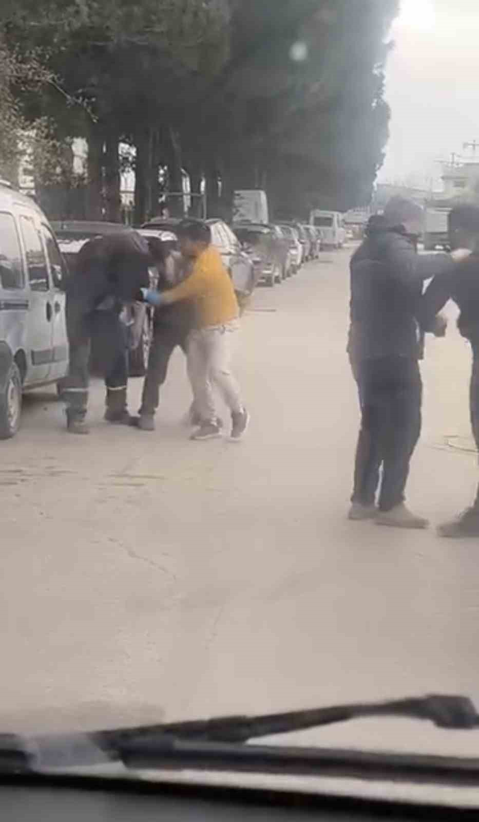 Yol ortasında yumruklu kavga kamerada 5 yol ortasinda yumruklu kavga kamerada 1 UmWysRwg