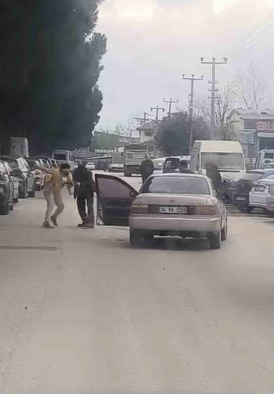 Yol ortasında yumruklu kavga kamerada 6 yol ortasinda yumruklu kavga kamerada 2 FFDGMjU9