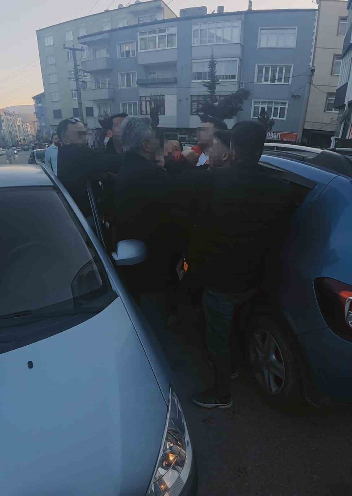 yol verme kavgasinda bicak ceken adami vatandaslar engelledi 1 zZ6L1aAq