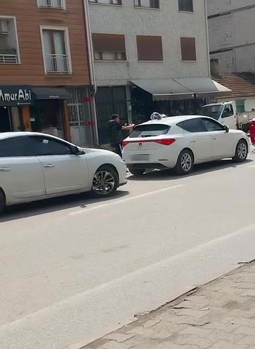 yol verme kavgasinda tansiyon yukseldi araya vatandaslar girdi 1 MmEtyH9X