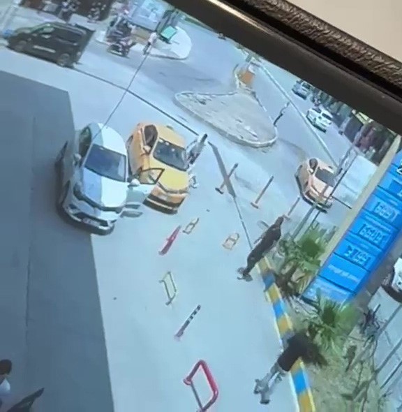 Yol verme yüzünden tartıştığı taksiciyi takip edip bıçakladı: O anlar kamerada 5 yol verme yuzunden tartistigi taksiciyi takip edip bicakladi o anlar kamerada 1