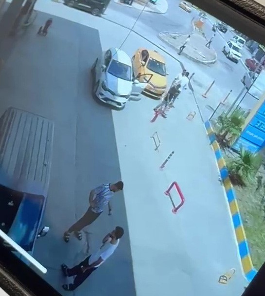 Yol verme yüzünden tartıştığı taksiciyi takip edip bıçakladı: O anlar kamerada 6 yol verme yuzunden tartistigi taksiciyi takip edip bicakladi o anlar kamerada 2 kNbg5lqz