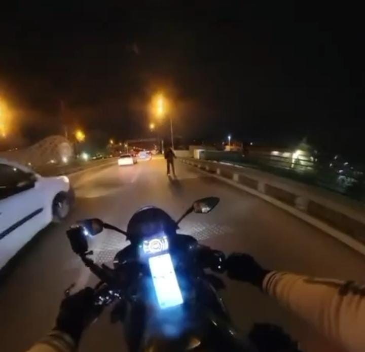 yola atlayan yaya tehlikeli anlar yasatti 0 BPd9v7Dd