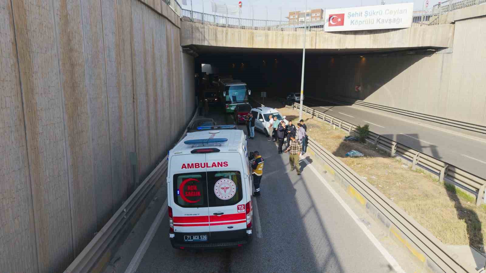 yola dokulen yag zincirleme kazaya sebep oldu 4 yarali 0 zcypZfTz