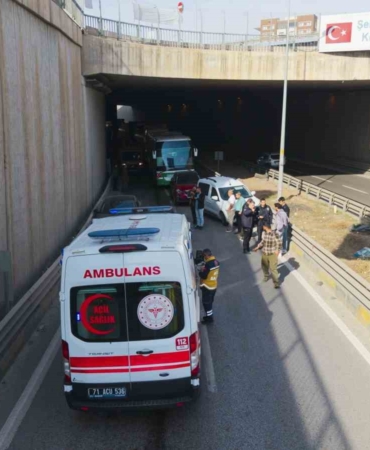 yola-dokulen-yag-zincirleme-kazaya-sebep-oldu-4-yarali-CyKCJfQs.jpg