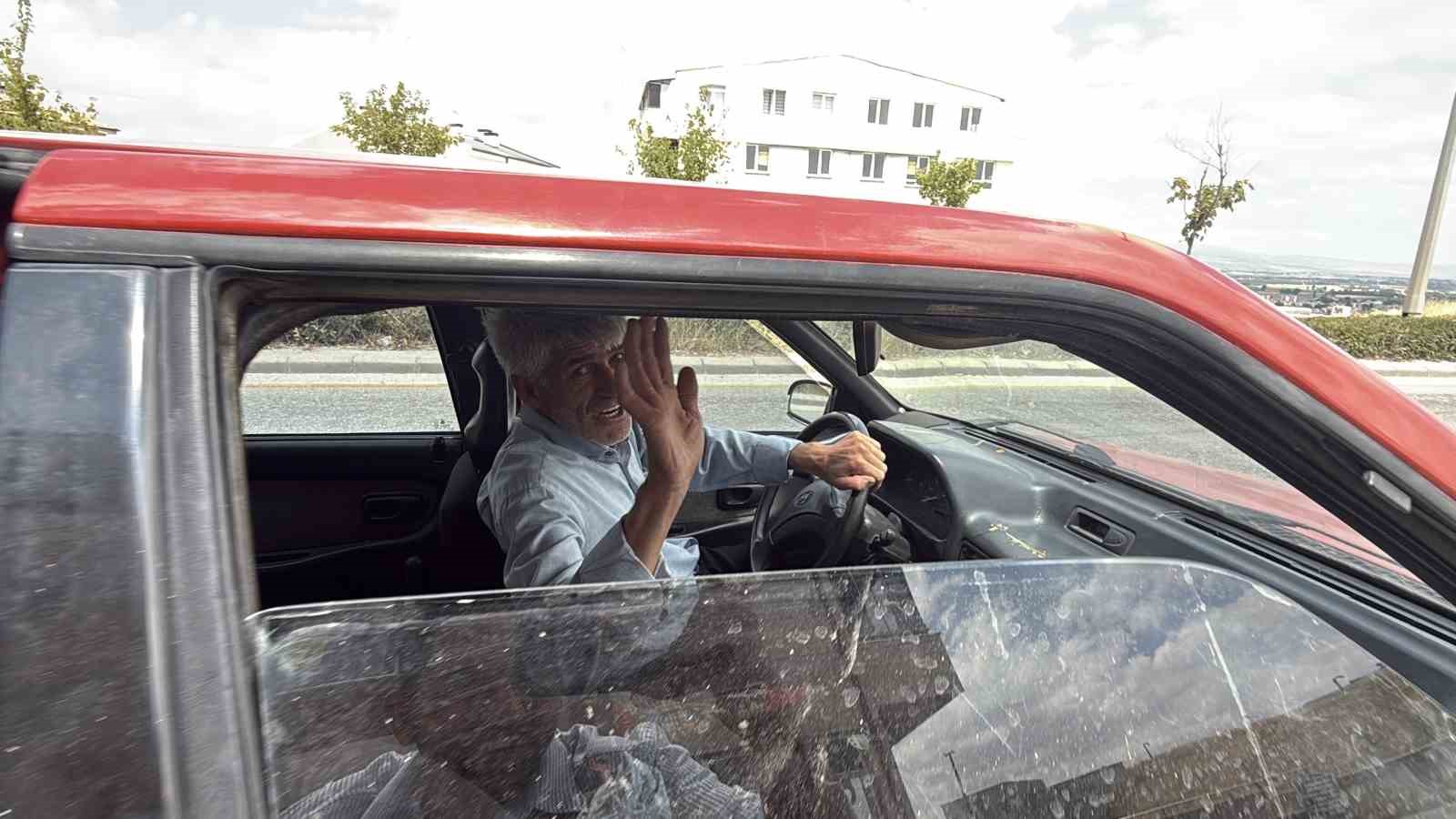 Yola dökülen zeytinyağı nedeniyle kontrolden çıkan araç bahçeye uçtu 4 yola dokulen zeytinyagi nedeniyle kontrolden cikan arac bahceye uctu 0 uDarBNtp