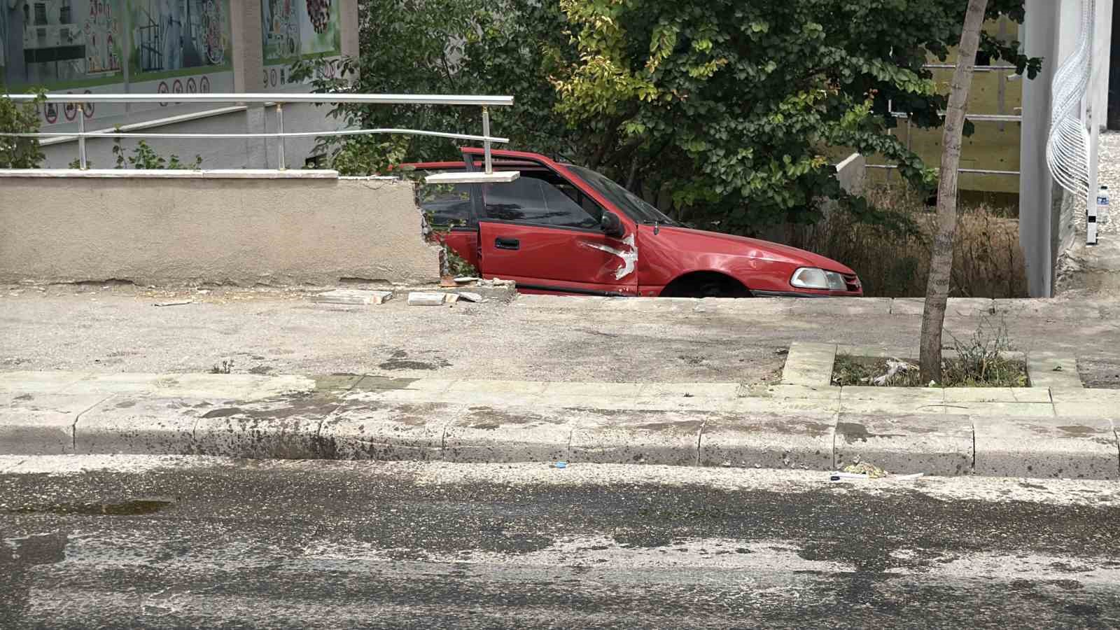 Yola dökülen zeytinyağı nedeniyle kontrolden çıkan araç bahçeye uçtu 5 yola dokulen zeytinyagi nedeniyle kontrolden cikan arac bahceye uctu 1 J1pcMO3S