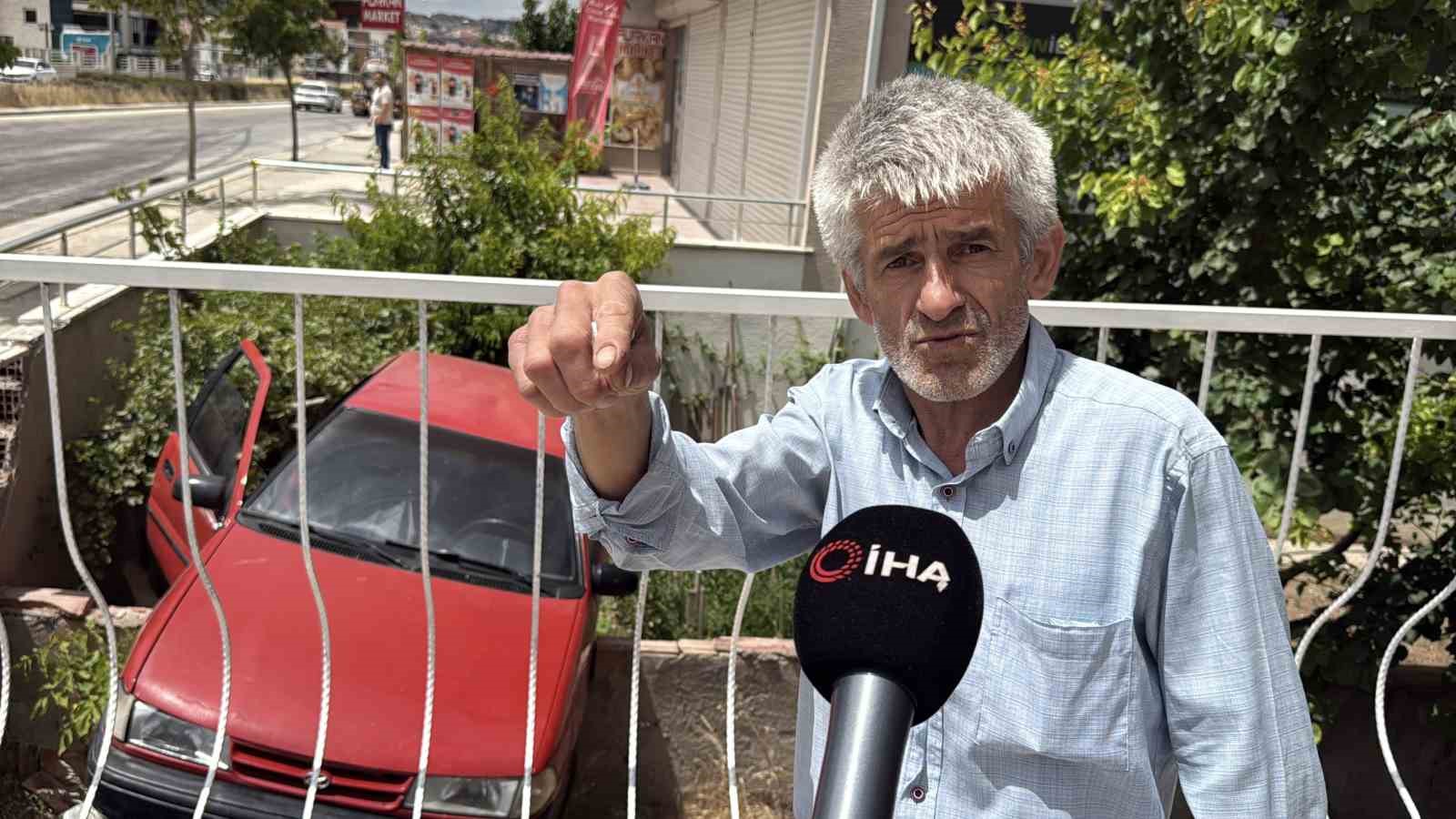 Yola dökülen zeytinyağı nedeniyle kontrolden çıkan araç bahçeye uçtu 6 yola dokulen zeytinyagi nedeniyle kontrolden cikan arac bahceye uctu 2 QwnYh7Ej