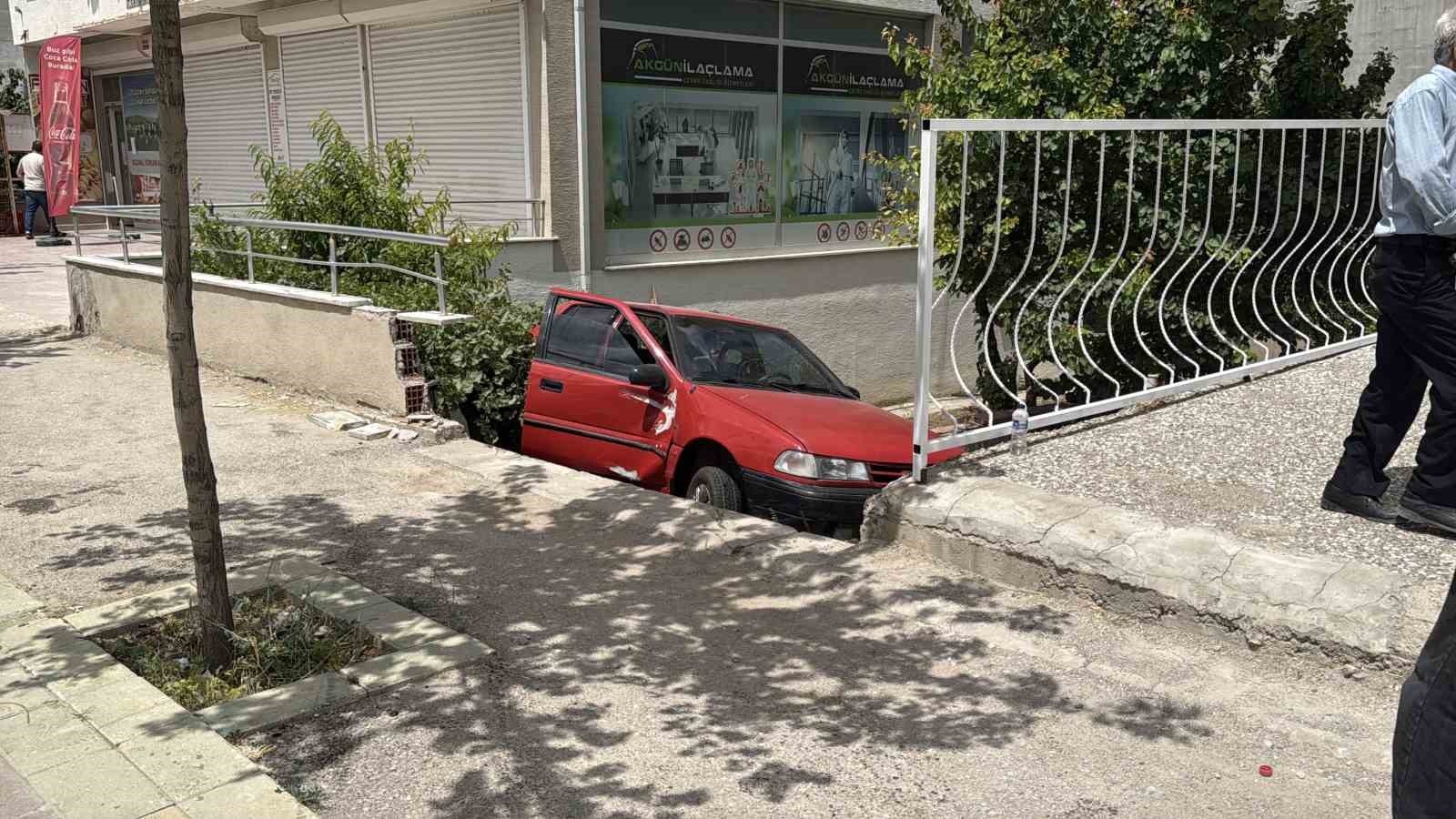 Yola dökülen zeytinyağı nedeniyle kontrolden çıkan araç bahçeye uçtu 7 yola dokulen zeytinyagi nedeniyle kontrolden cikan arac bahceye uctu 3 a16tcNNt