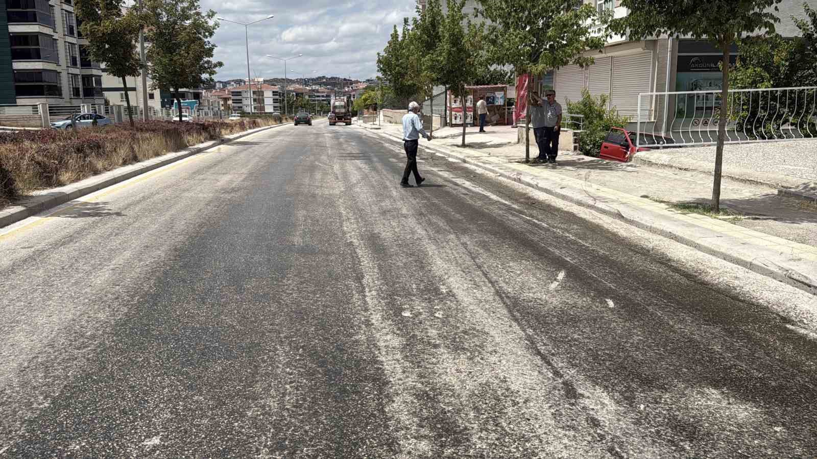 Yola dökülen zeytinyağı nedeniyle kontrolden çıkan araç bahçeye uçtu 8 yola dokulen zeytinyagi nedeniyle kontrolden cikan arac bahceye uctu 4 YNPcIA76