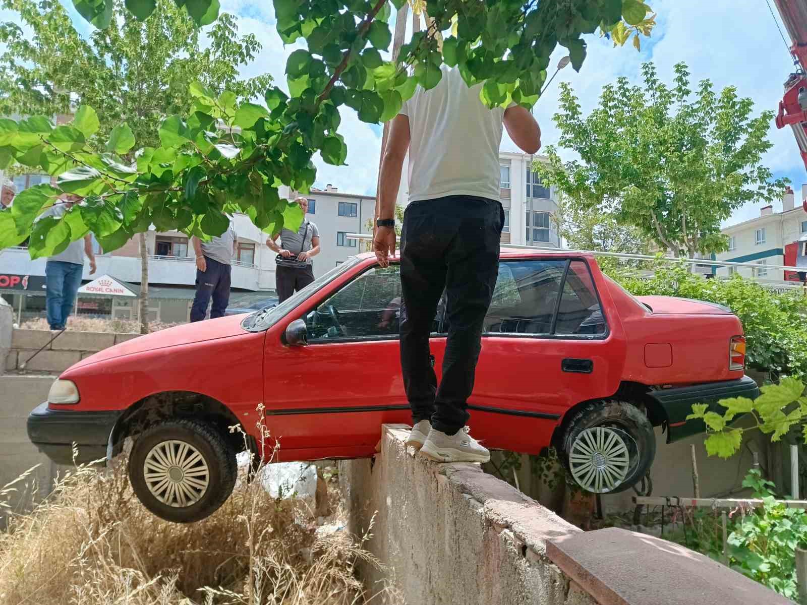 Yola dökülen zeytinyağı nedeniyle kontrolden çıkan araç bahçeye uçtu 9 yola dokulen zeytinyagi nedeniyle kontrolden cikan arac bahceye uctu 5 aklC5zzu