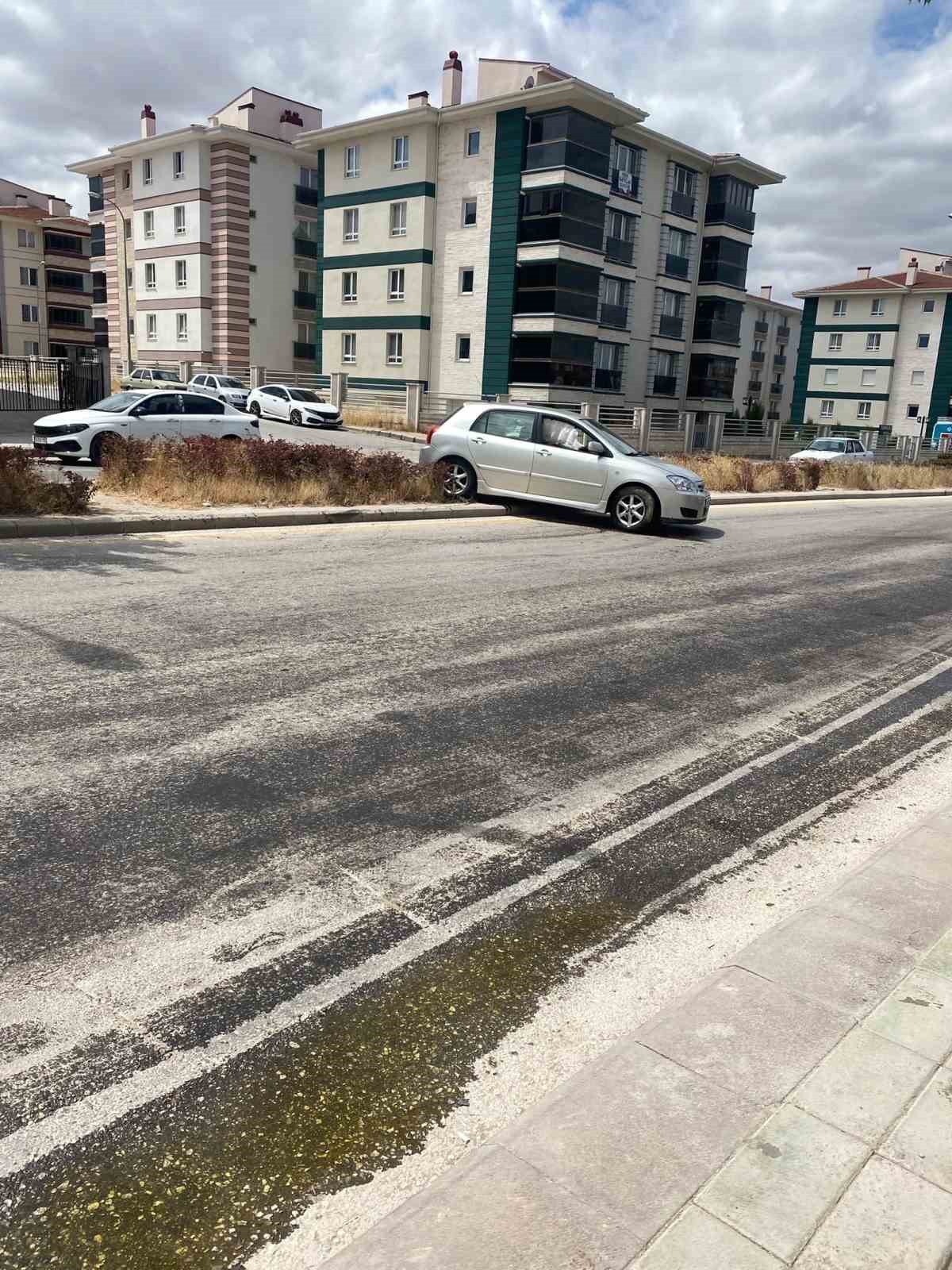 Yola dökülen zeytinyağı nedeniyle kontrolden çıkan araç bahçeye uçtu 10 yola dokulen zeytinyagi nedeniyle kontrolden cikan arac bahceye uctu 6 uyKm5y5S