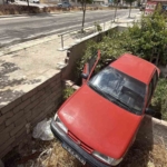 yola-dokulen-zeytinyagi-nedeniyle-kontrolden-cikan-arac-bahceye-uctu-9jx4mT7F.jpg