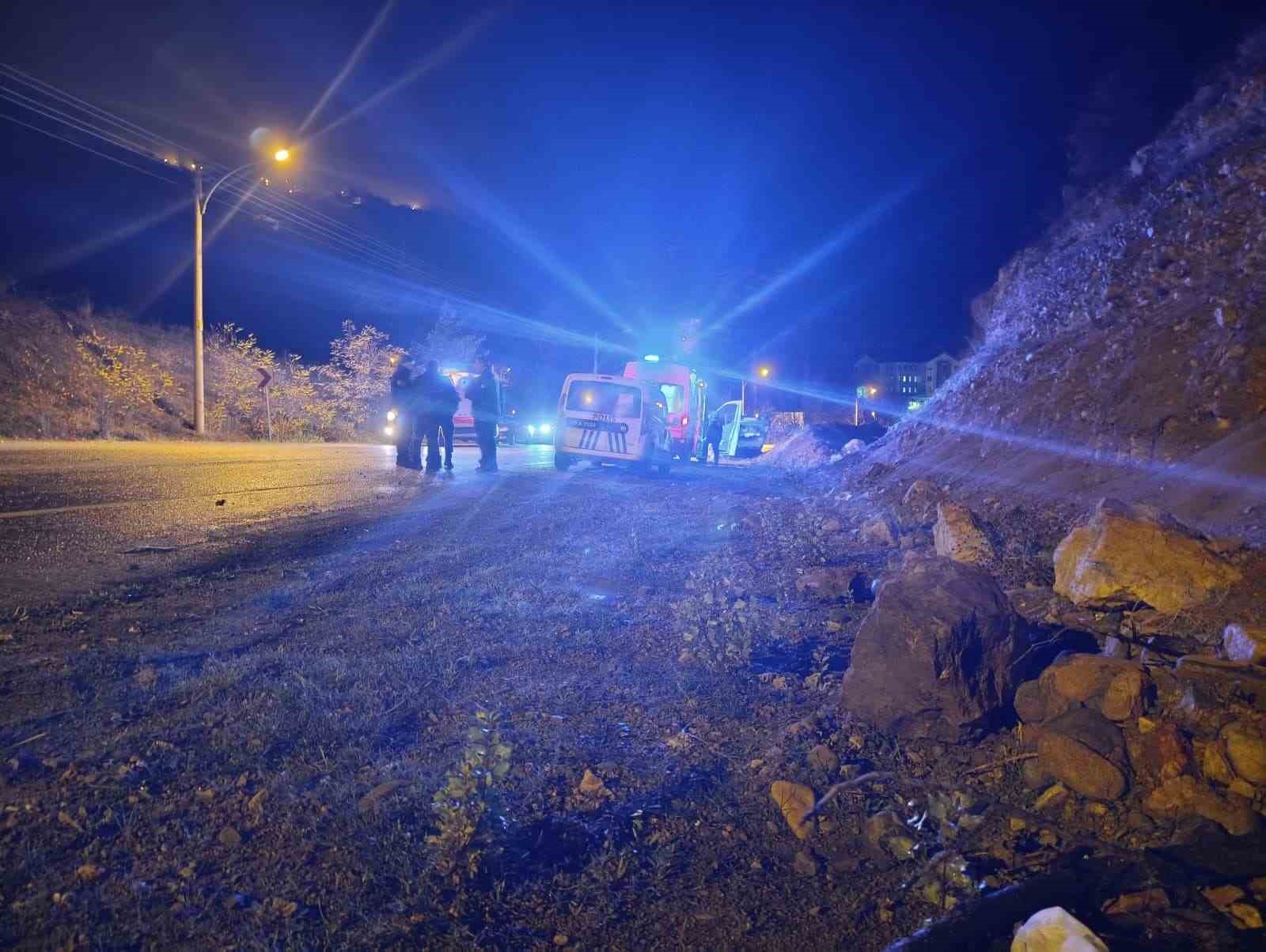 yola dusen kayalardan kacan otomobil takla atti 2 yarali 3 qAHngqyf