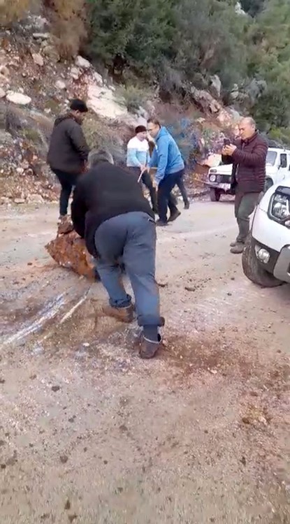 yola dusen kayalari iple araca baglayip cektiler 0