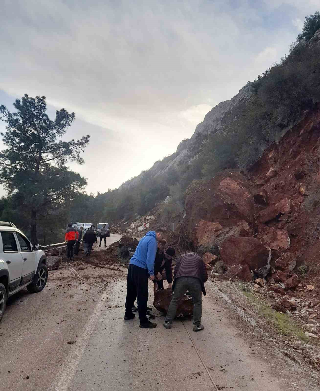 yola dusen kayalari iple araca baglayip cektiler 1 Ktg2RECz