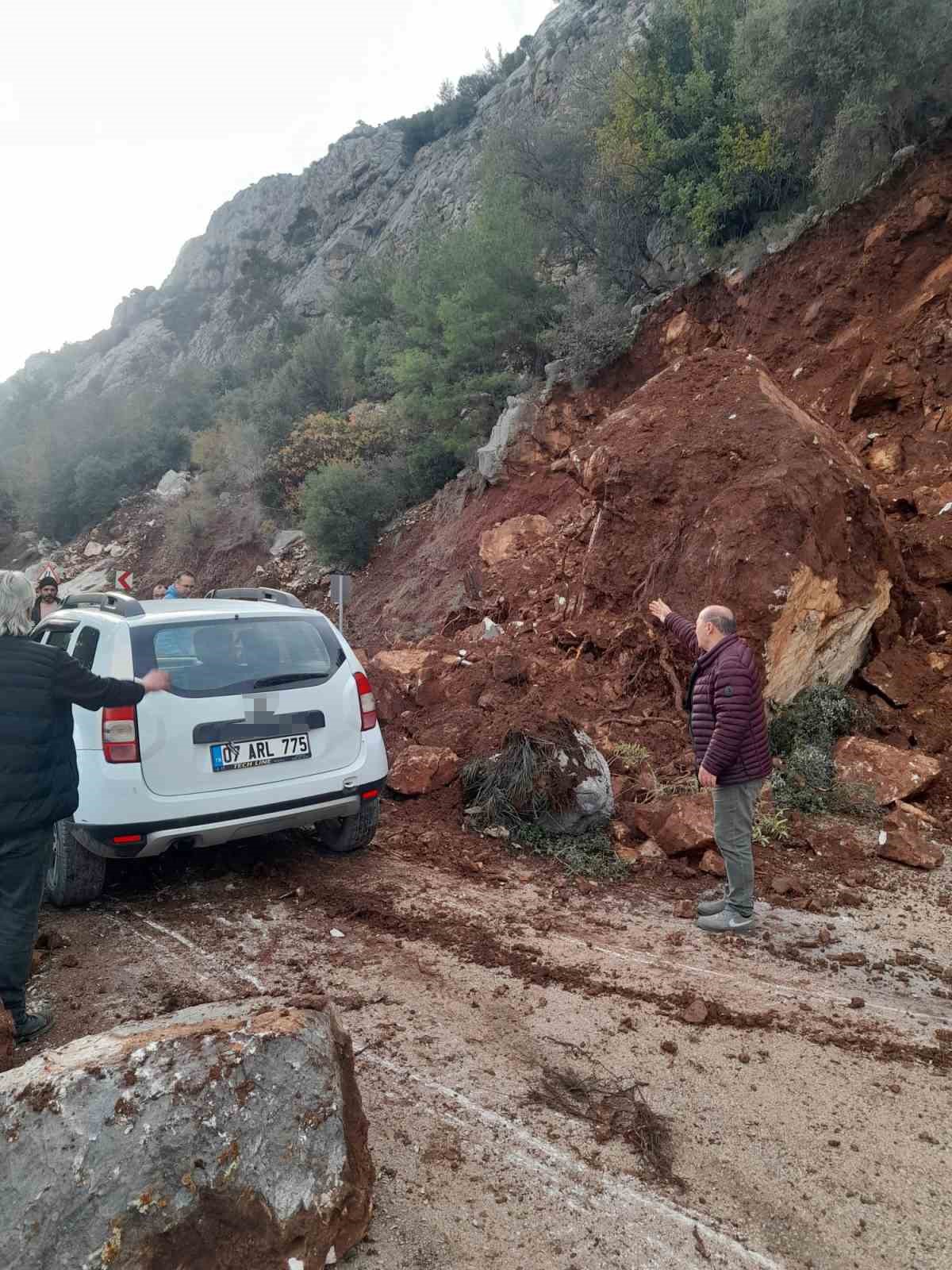 yola dusen kayalari iple araca baglayip cektiler 2 h1HMqbET