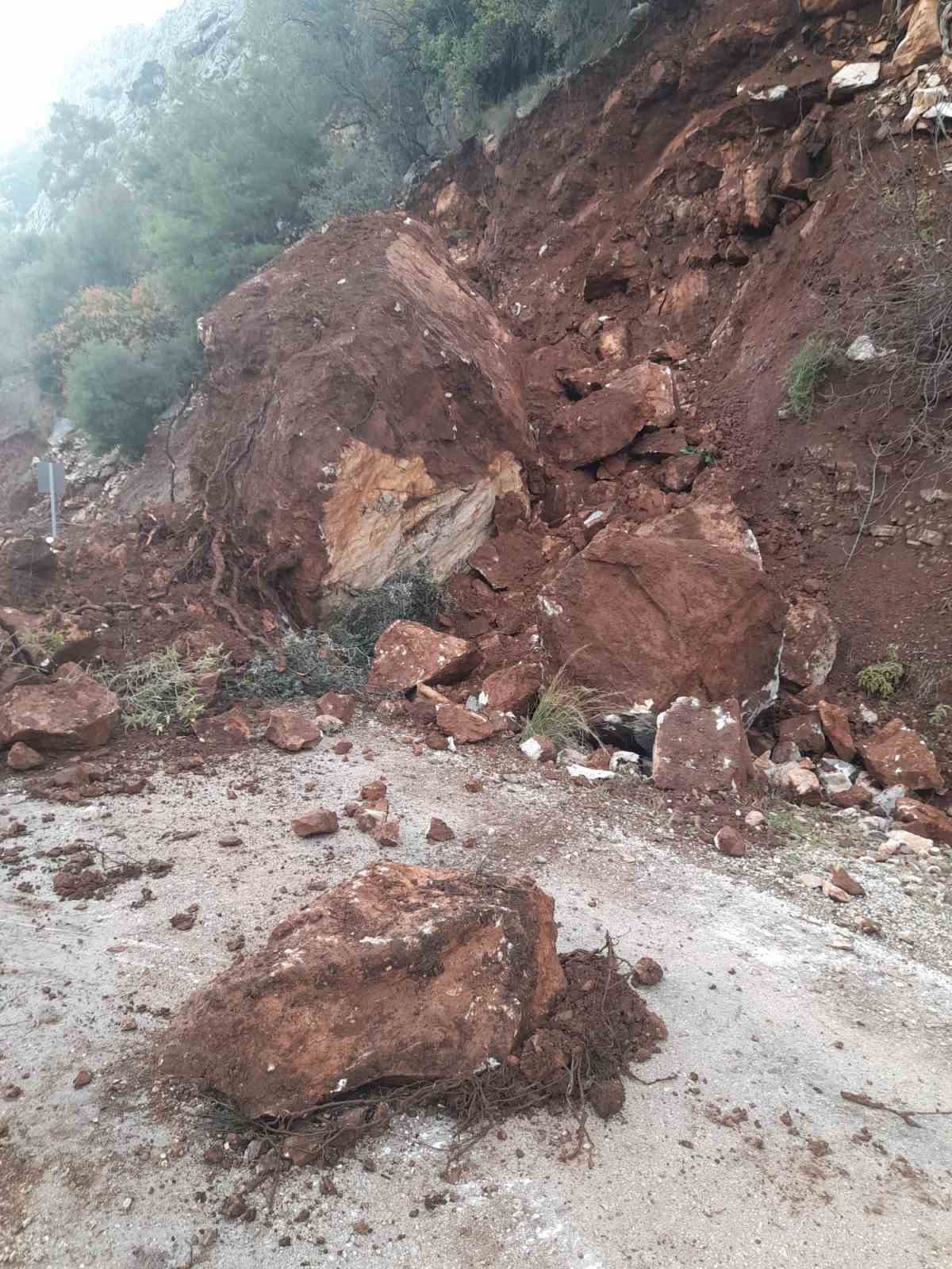 yola dusen kayalari iple araca baglayip cektiler 3