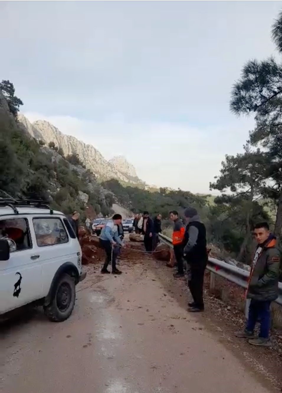 yola dusen kayalari iple araca baglayip cektiler 4