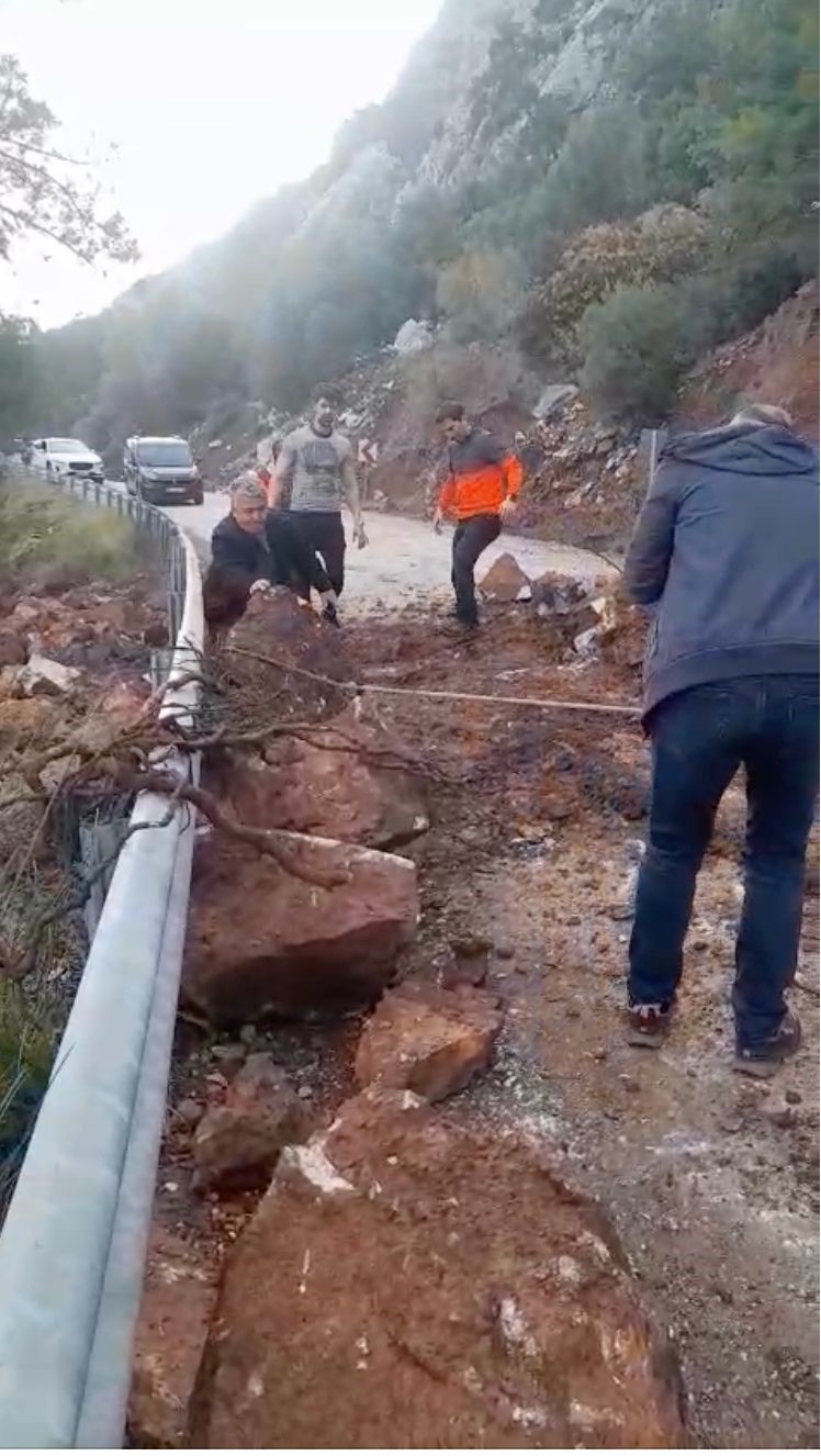 yola dusen kayalari iple araca baglayip cektiler 5 HUaTfZaj