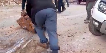 yola-dusen-kayalari-iple-araca-baglayip-cektiler-VQBYGyHk.jpg