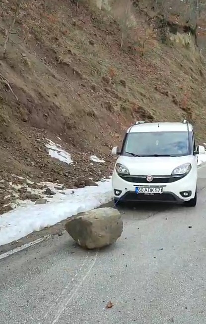 yola dusen kayayi otomobilleriyle cektiler 1 dys5wIrU