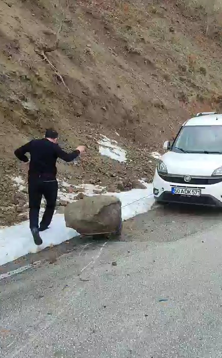 yola dusen kayayi otomobilleriyle cektiler 2 TDahm4Pi