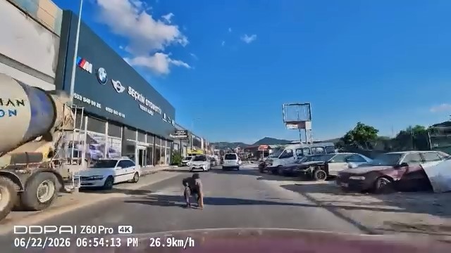 yola dusurdugu esyayi almak isterken saniyelerle olumden kurtuldu 0 cZGTHLQW