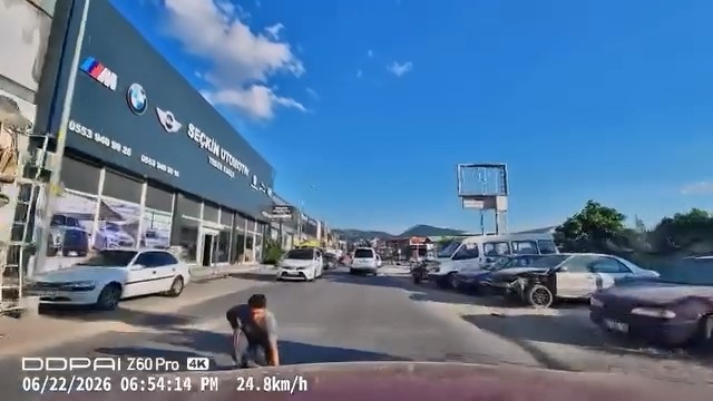 yola dusurdugu esyayi almak isterken saniyelerle olumden kurtuldu 1 NzStlSTI
