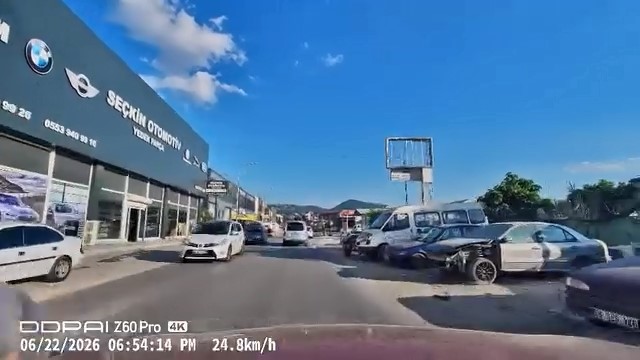 yola dusurdugu esyayi almak isterken saniyelerle olumden kurtuldu 2 lBlVpTGw