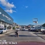 yola-dusurdugu-esyayi-almak-isterken-saniyelerle-olumden-kurtuldu-yAPk1Xqy.jpg