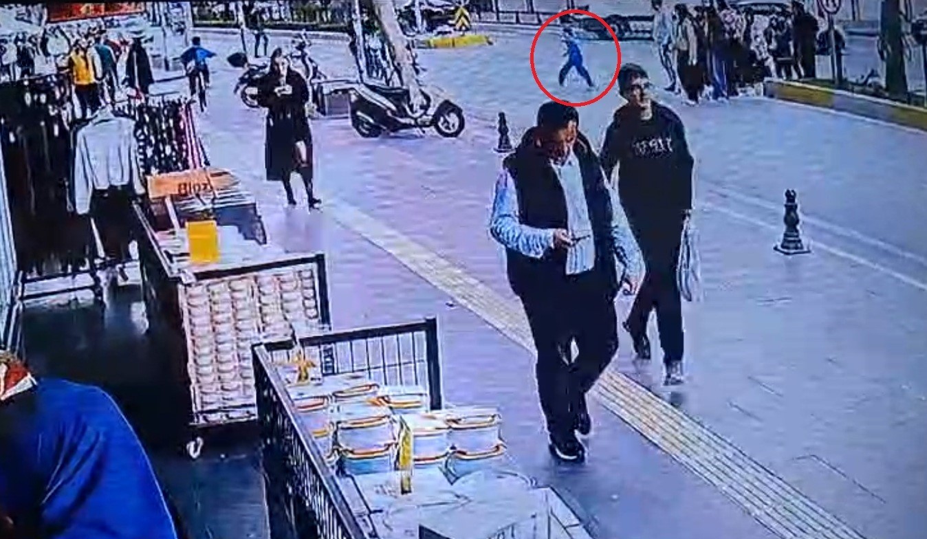 yola firlayan 7 yasindaki cocuga motosikletle carptilar arkalarina baka baka yollarina devam ettiler 0 d18ejCTu