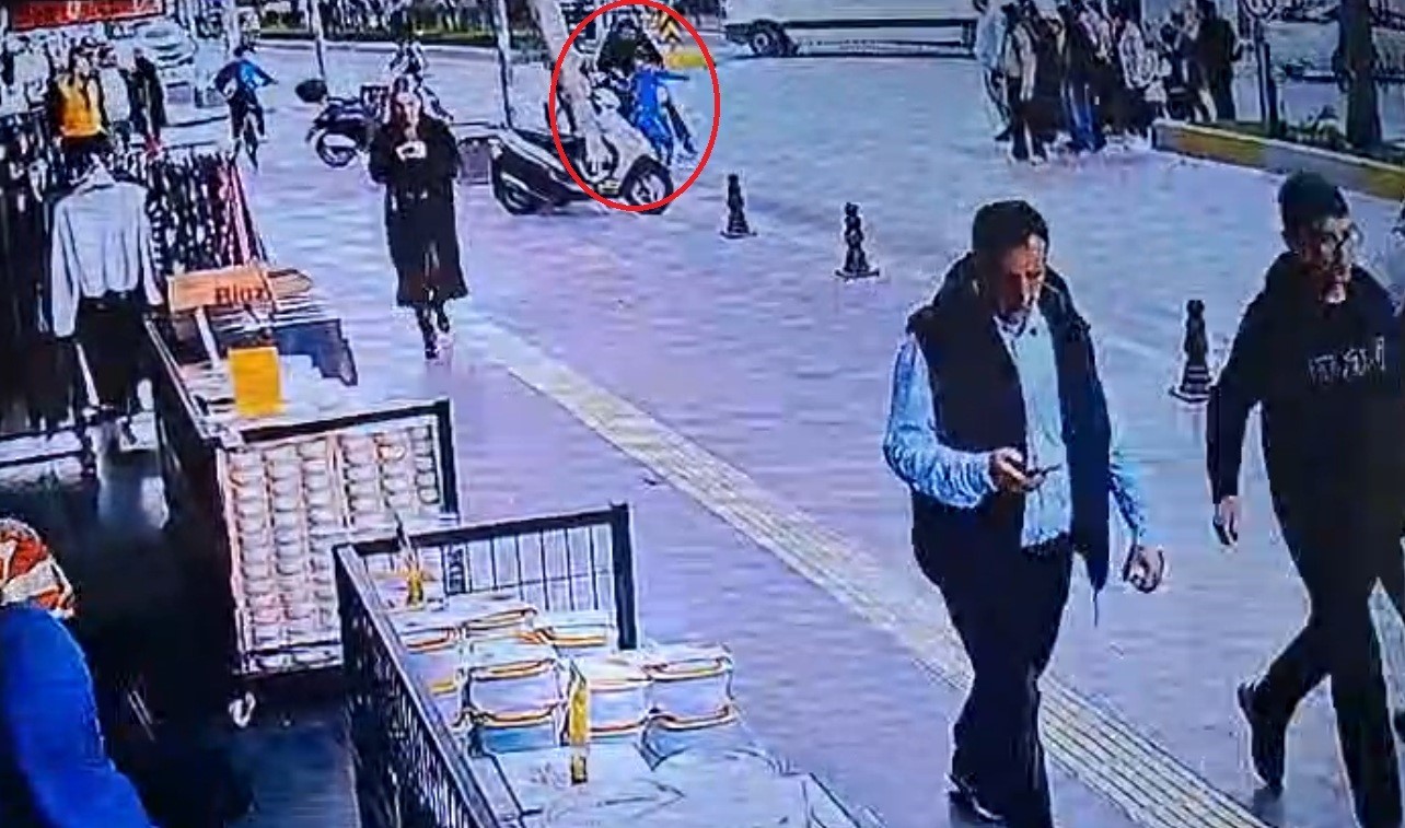 yola firlayan 7 yasindaki cocuga motosikletle carptilar arkalarina baka baka yollarina devam ettiler 1 sqlqB8eA