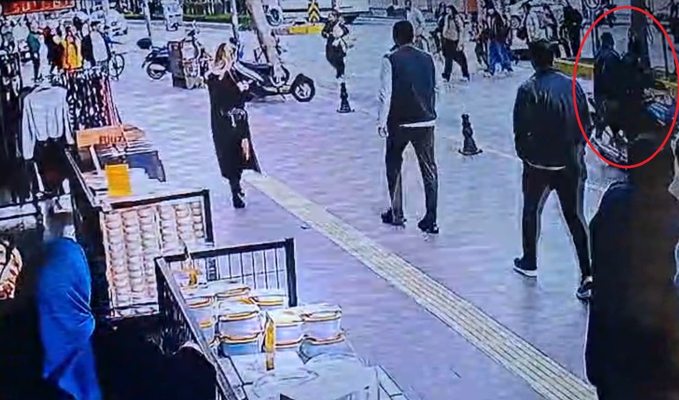 yola firlayan 7 yasindaki cocuga motosikletle carptilar arkalarina baka baka yollarina devam ettiler 2 PB3srKNz