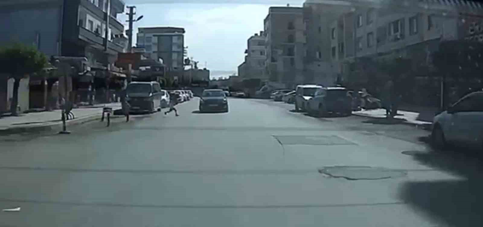 Yola fırlayan çocuğa çarpmamak isterken karşı yönden gelen otomobille kafa kafaya çarpıştı 4 yola firlayan cocuga carpmamak isterken karsi yonden gelen otomobille kafa kafaya carpisti 0 DWOO6Mtp