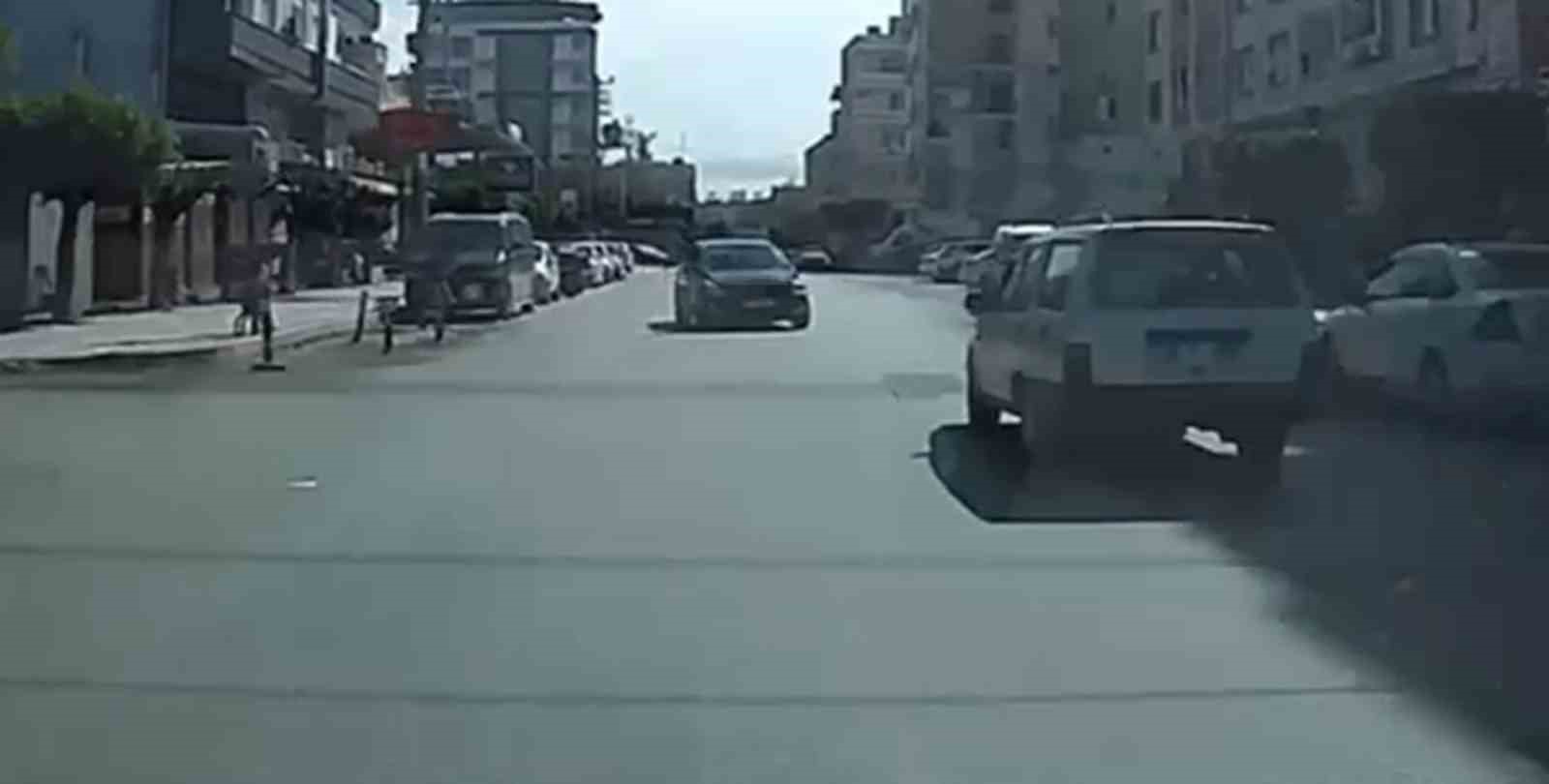 Yola fırlayan çocuğa çarpmamak isterken karşı yönden gelen otomobille kafa kafaya çarpıştı 5 yola firlayan cocuga carpmamak isterken karsi yonden gelen otomobille kafa kafaya carpisti 1 aaygeEy9